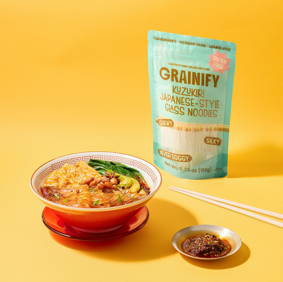 Grainify Kuzukiri pouch beside a red bowl of noodles with dipping sauce