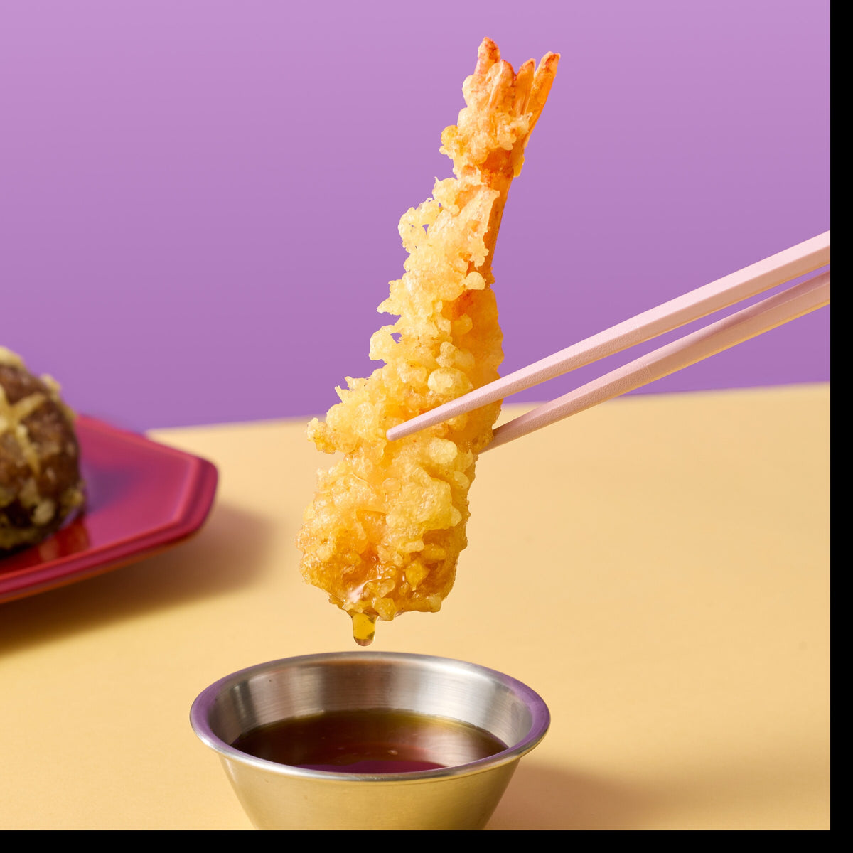 Crispy shrimp tempura dipped in tentsuyu sauce